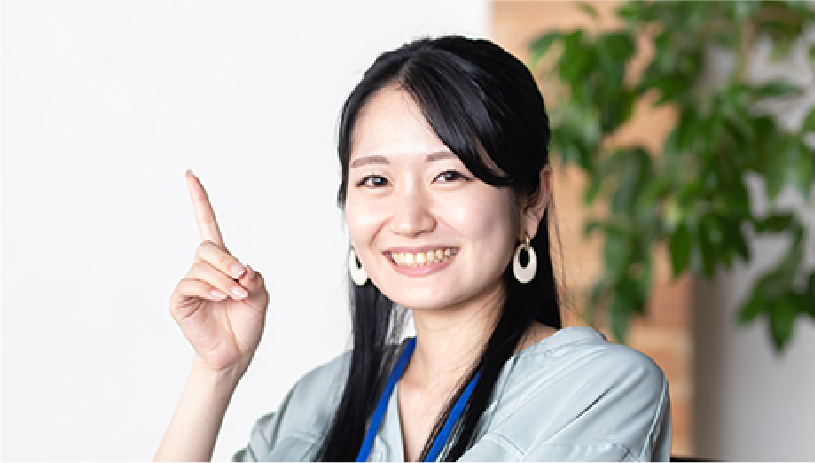 人差し指を立てる笑顔の女性