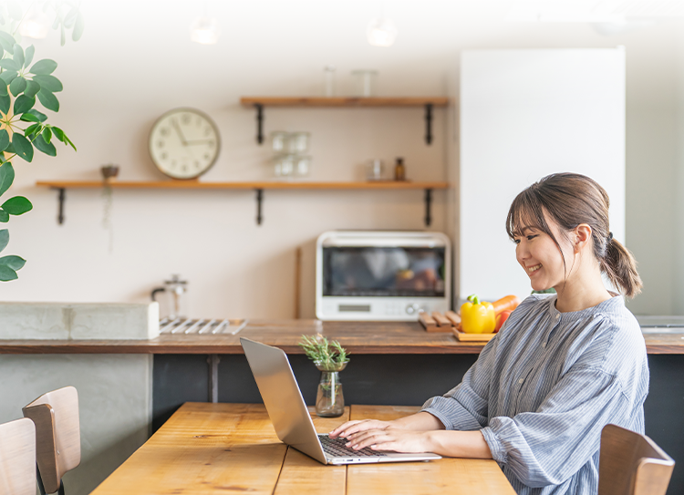 オンライン授業を受けている女性